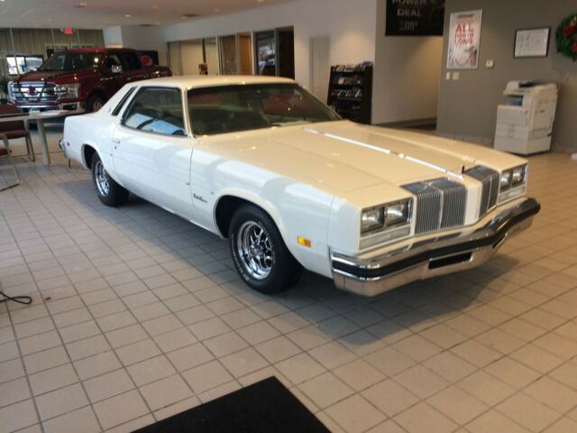 Olsmobile Cutlass Supreme Brogham 1976 Oldsmobile Cutlass Brougham