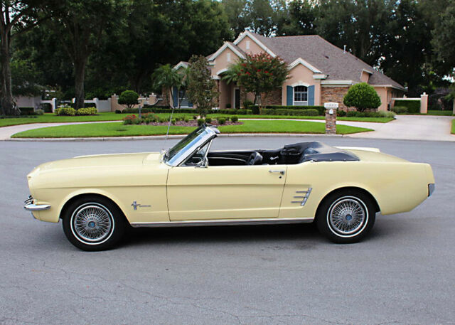 1966 Ford Mustang CONVERTIBLE - ONE FAMILY LAST 34 YEARS - photo 2