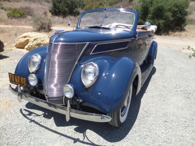 1937 Ford Deluxe Convertible Sedan - photo 2