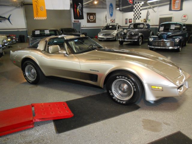 ONE OWNER 18,900 MILES COLLECTORS EDITION 1982 Chevrolet Corvette collector custom