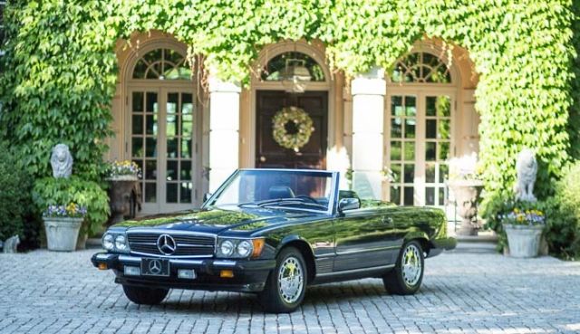 One owner, low mileage example in a very desirable color 1987 Mercedes-Benz 500-Series SL