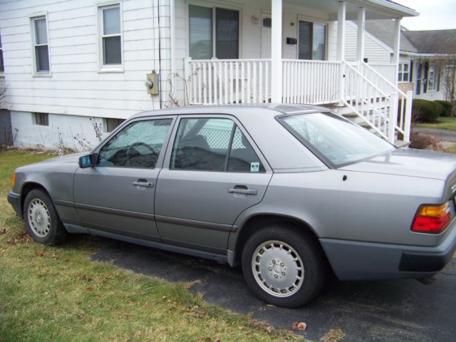 One Owner Mercedes Benz 300E Model 124 - Low Mileage - Clean - Doctors Car 1987 Mercedes-Benz 300-Series