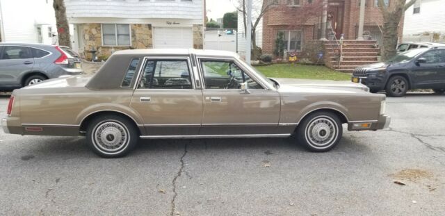 1985 Lincoln Town Car - photo 10