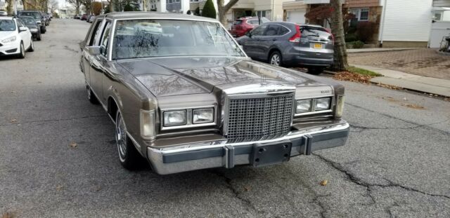 1985 Lincoln Town Car - photo 2
