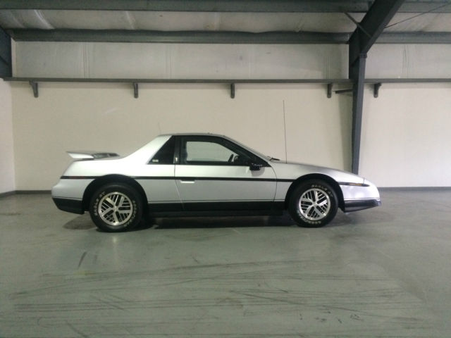 1986 Pontiac Fiero SE - photo 3