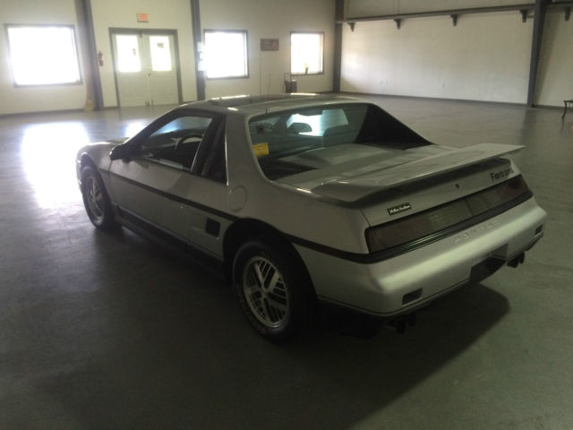 1986 Pontiac Fiero SE - photo 5