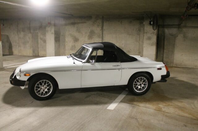 Original un-restored low mileage 4 speed convertible 1976 MG MGB standard