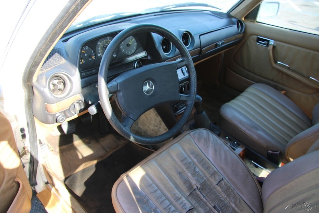1983 Mercedes-Benz 200-Series 240 D - photo 12