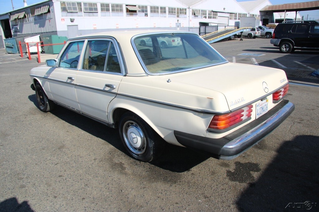 1983 Mercedes-Benz 200-Series 240 D - photo 4