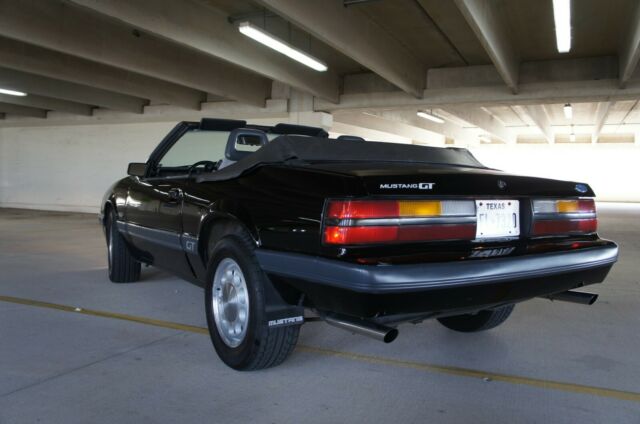 1985 Ford Mustang GT - photo 2