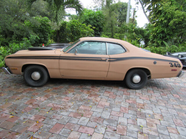 Plymouth Duster V-8 Manual Stick runs and drives nice, MAKE OFFER 1974 Plymouth Duster