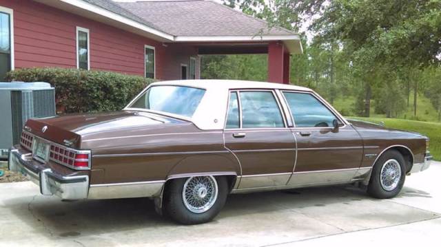 1981 Pontiac Bonneville Brougham 4dr Sedan - photo 2