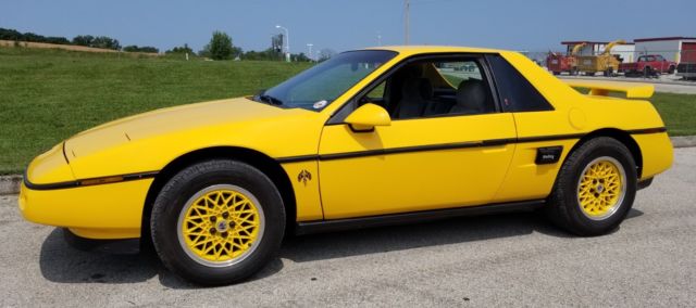 1988 Pontiac Fiero SE - photo 2
