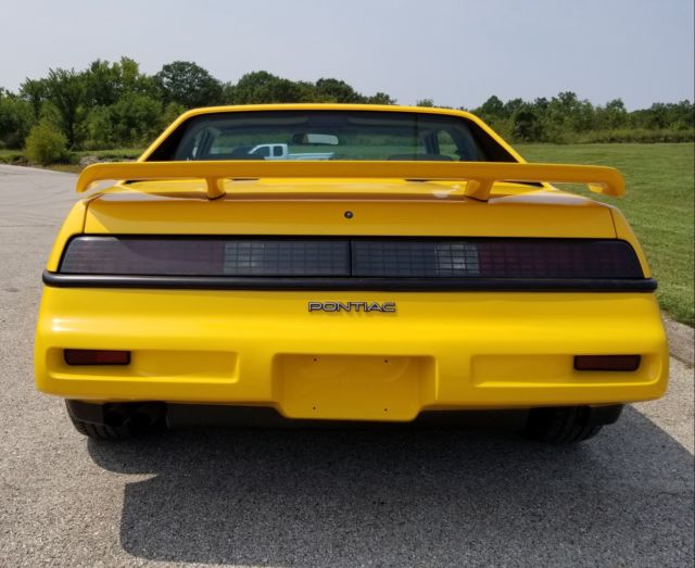 1988 Pontiac Fiero SE - photo 3
