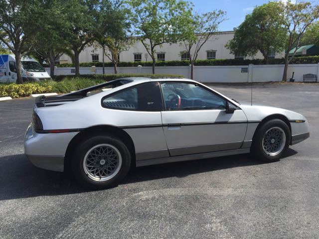 1987 Pontiac Fiero GT V6 - photo 2