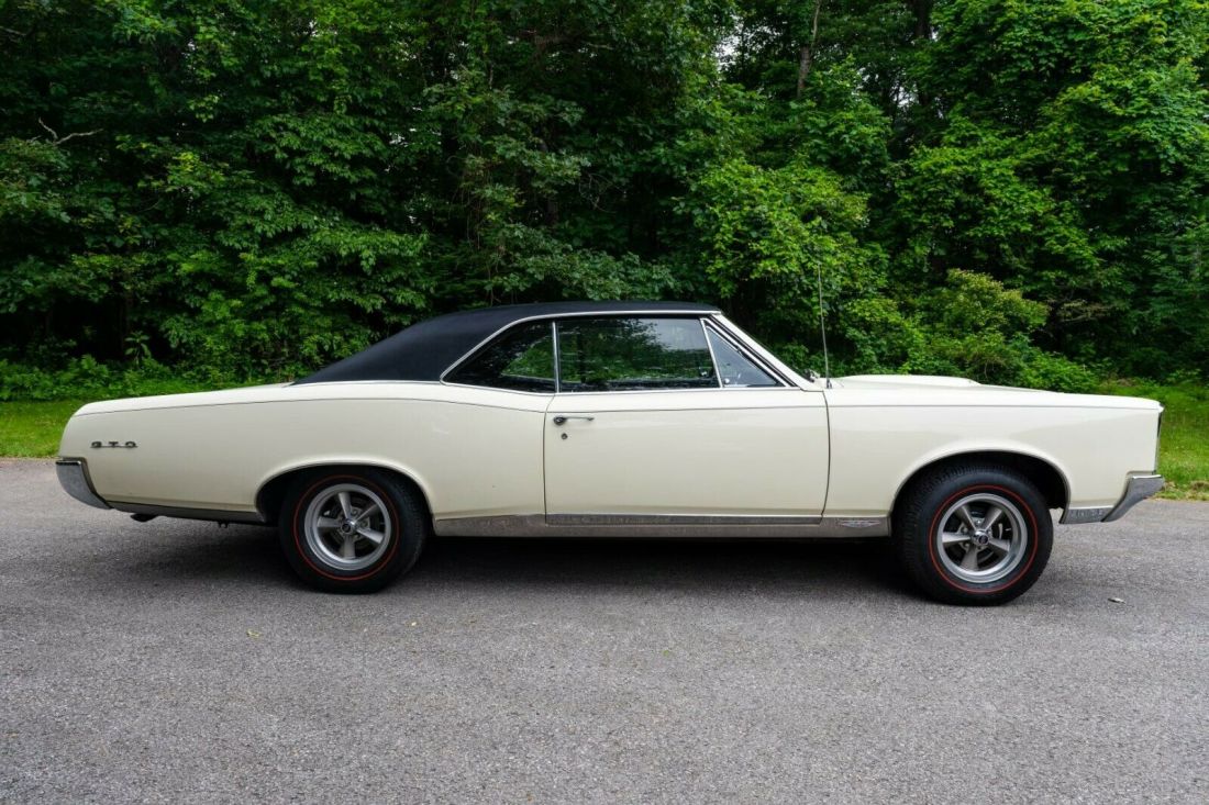 1967 Pontiac GTO black vinyl roof, - photo 2