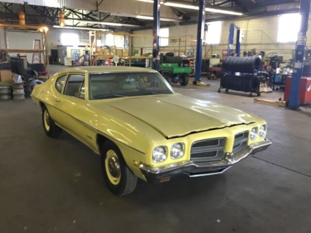 Pontiac LeMans 1972 -2-door post mostly original 1972 Pontiac Le Mans standard interior