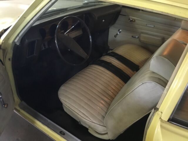 1972 Pontiac Le Mans standard interior - photo 9