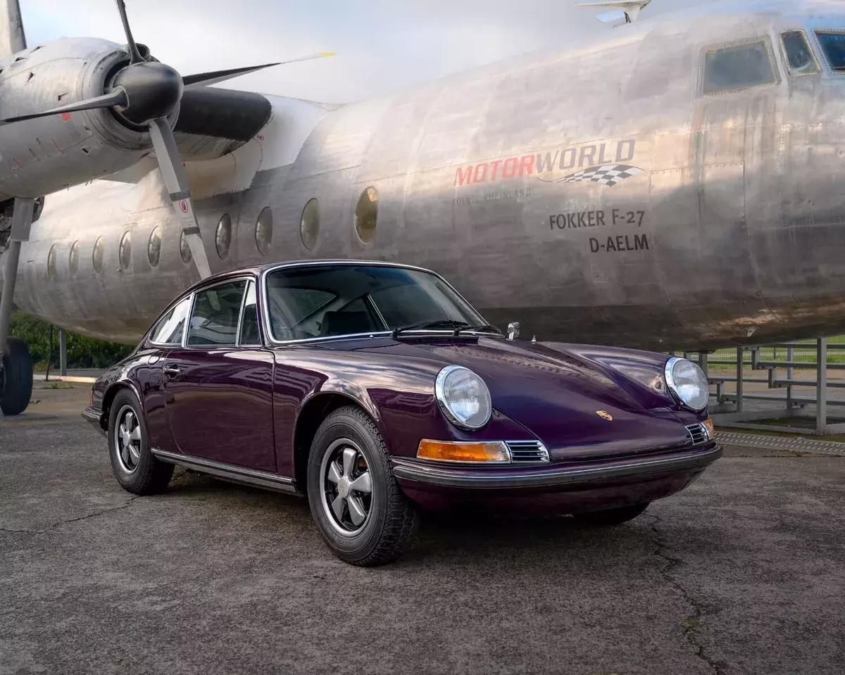 Porsche 911 T Oil Flap 2.4l 1972 restored 1972 Porsche 911