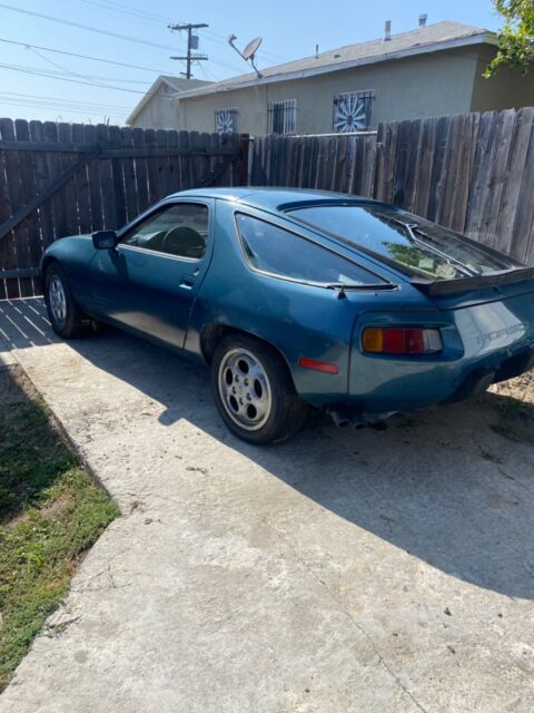 Porsche 928-blue 1984 Porsche 928 S