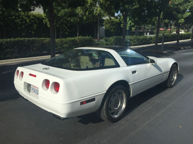 1992 Chevrolet Corvette Base Hatchback 2-Door - photo 2