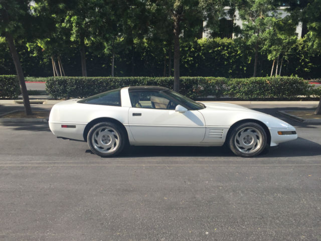 1992 Chevrolet Corvette Base Hatchback 2-Door - photo 3
