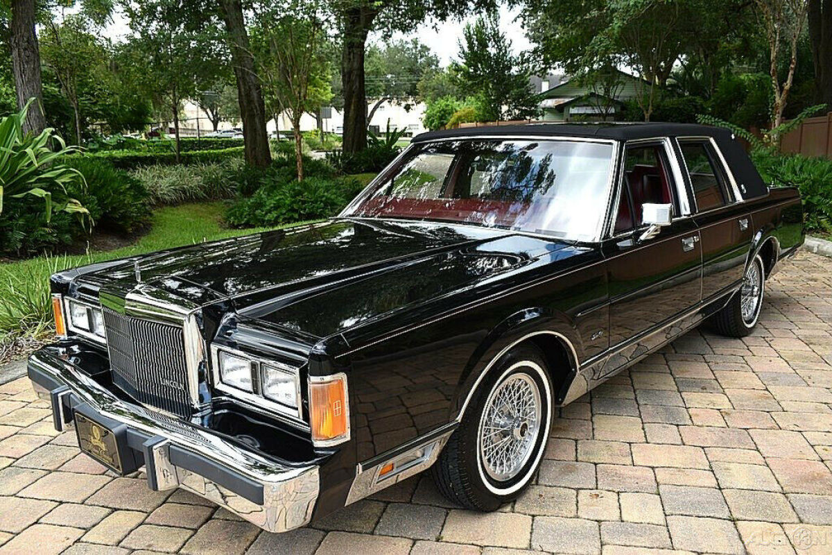 Pristine 1989 Lincoln Town Car Signature 5.0 L V8 Automatic 3993 hundred Miles 1989 Lincoln Town Car Signature 3900 Miles
