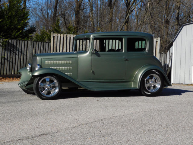Professionally built, A/C, R&P Steering, Vette Rear, Lots of Chrome, Show Car 1932 Chevrolet VICTORIA 5-PASSENGER STREET ROD, 350, 700R4, ALL STEEL