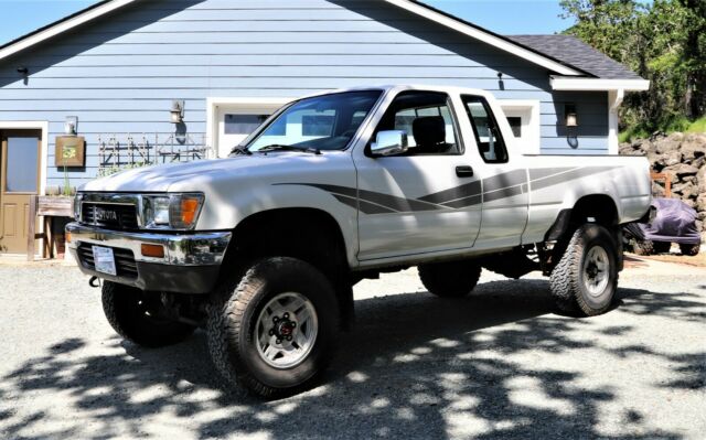 Quality Classic 1989 Toyota Pickup SR5 22RE 4X4 2.4L 1989 Toyota Pickup SR5 4X4