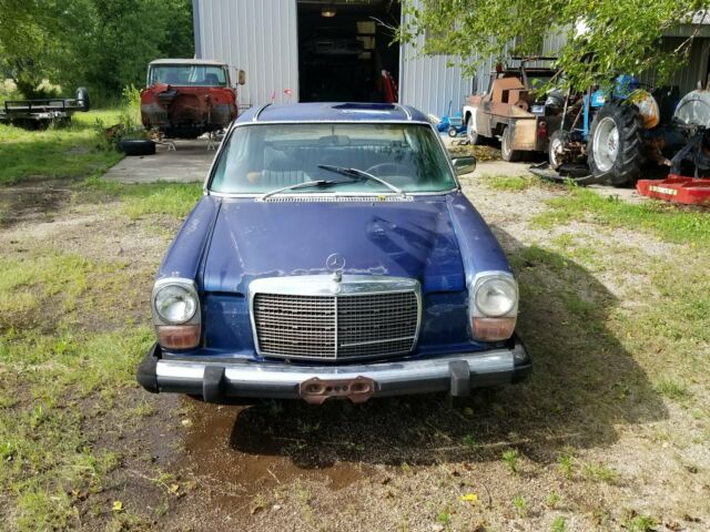 1975 Mercedes-Benz 200-Series - photo 2