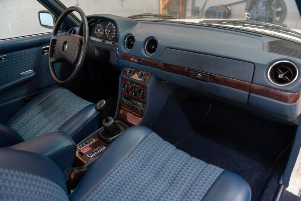 1978 Mercedes-Benz 200-Series CE - photo 11