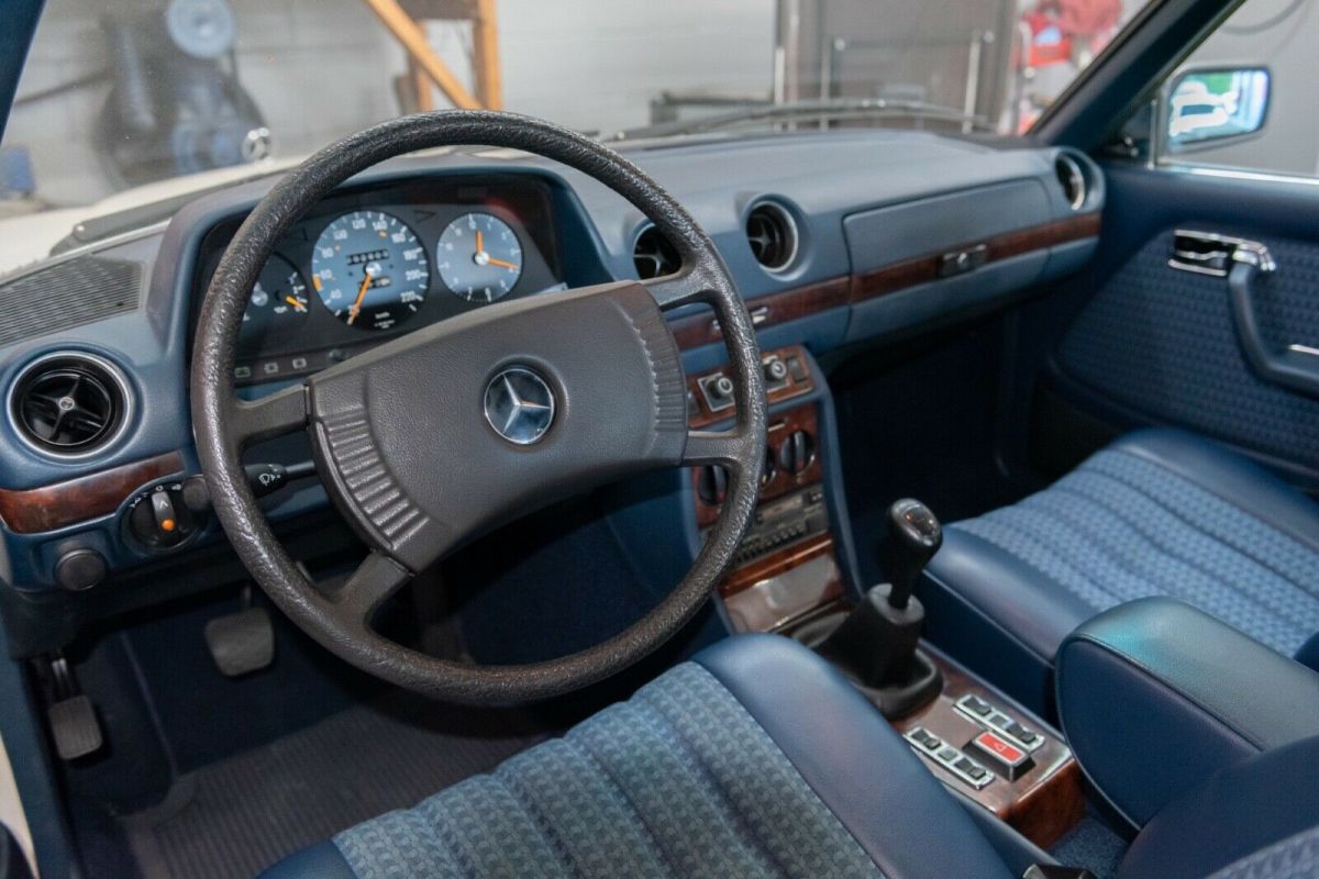 1978 Mercedes-Benz 200-Series CE - photo 13