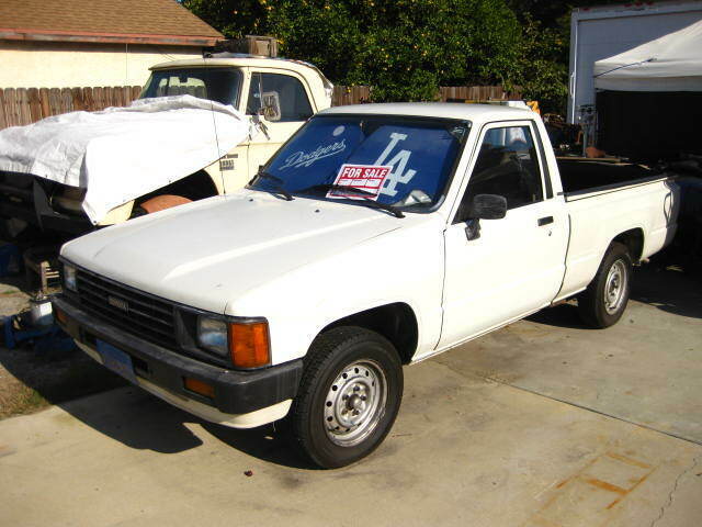 Rare 1986 Toyota 2.2R Pickup Truck (No Rust, No Dents, 65,612 Miles) Runs. 1986 Toyota Pickup