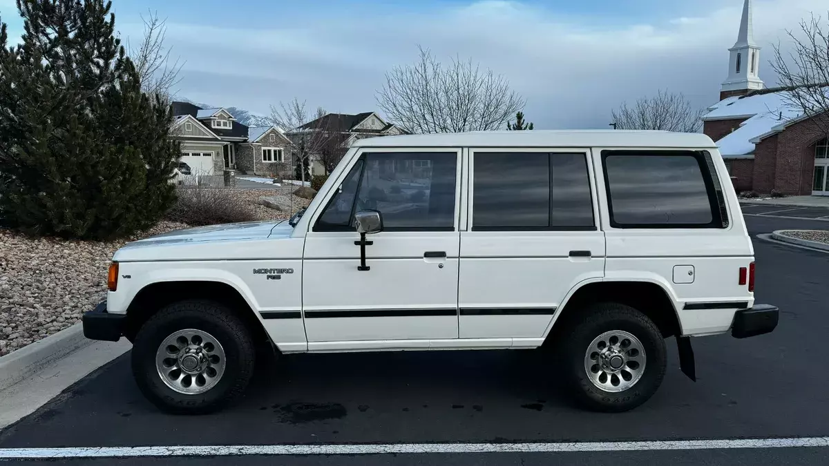 Rare 1991 Mitsubishi Montero RS 4X4 Classic SUV Automatic Transmission, White 1991 Mitsubishi Montero