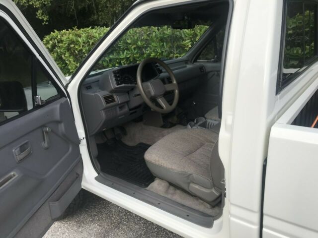 1992 Isuzu Pickup 4 x 4 - photo 11