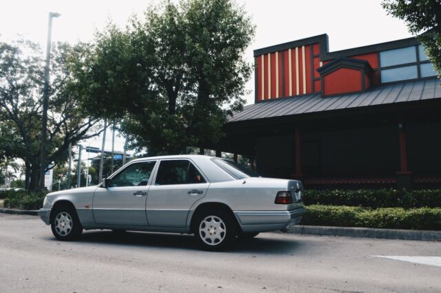 1994 Mercedes-Benz 300-Series E220 - photo 2