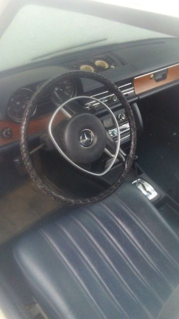 1970 Mercedes-Benz 200-Series Silver - photo 7