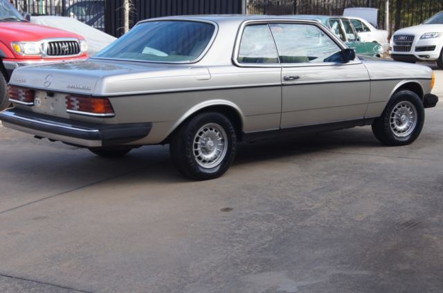 1985 Mercedes-Benz 300-Series W123 300CD - photo 3