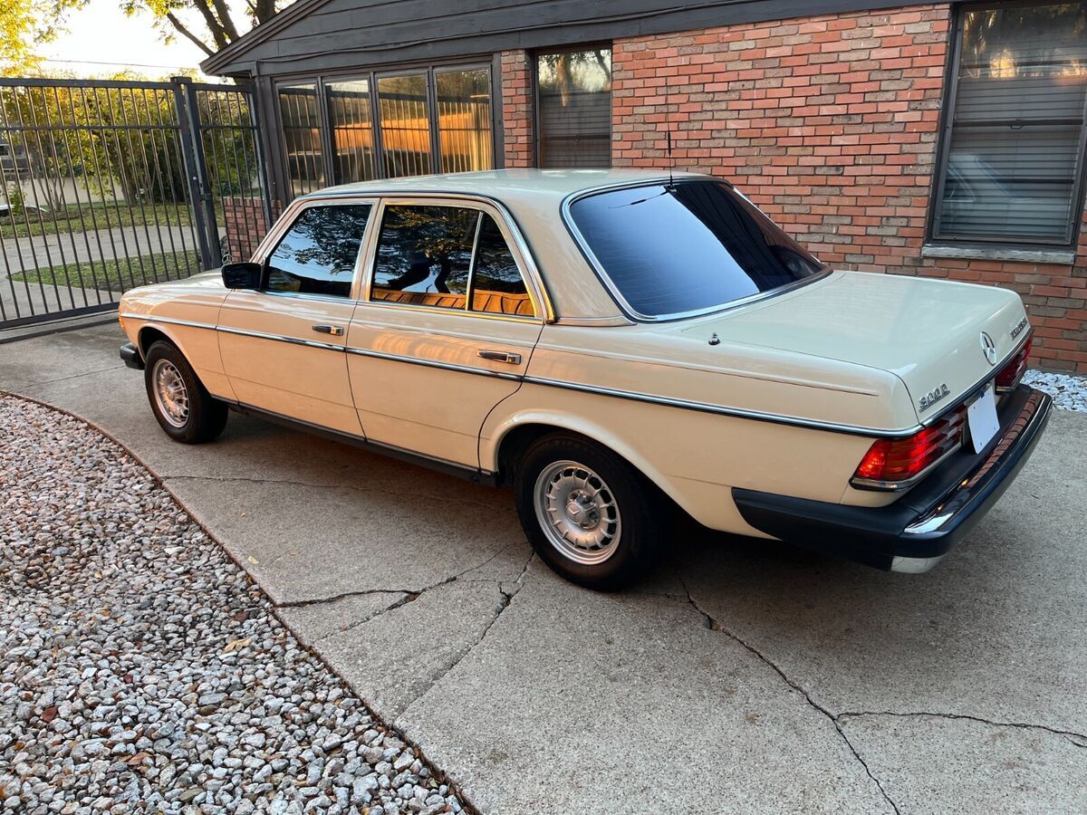 1982 Mercedes-Benz 300-Series 300D Turbo Diesel, ONE OWNER TX CAR, LOW MILES - photo 2