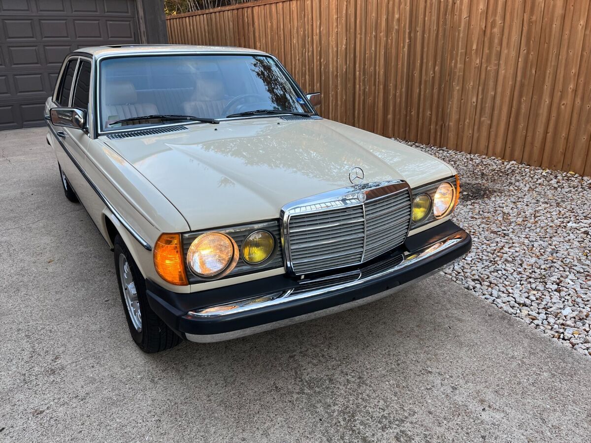 1982 Mercedes-Benz 300-Series 300D Turbo Diesel, ONE OWNER TX CAR, LOW MILES - photo 6