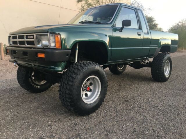 Rebuilt 22R & 5 Speed w/ New Clutch 33" Tires - 5" Lift (58 Score Experian) 1985 Toyota HILUX XTRA CAB SR5