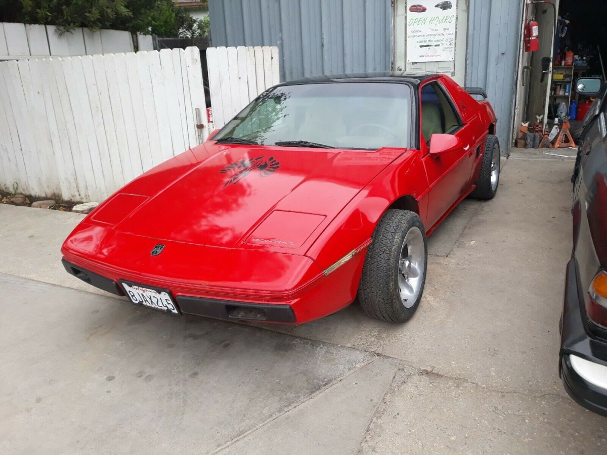 RED WITH BLACK WING, TAN INTERIOR, 20,000 MILES ON REBUILT, RUNS GOOD 1986 Pontiac Fiero SE