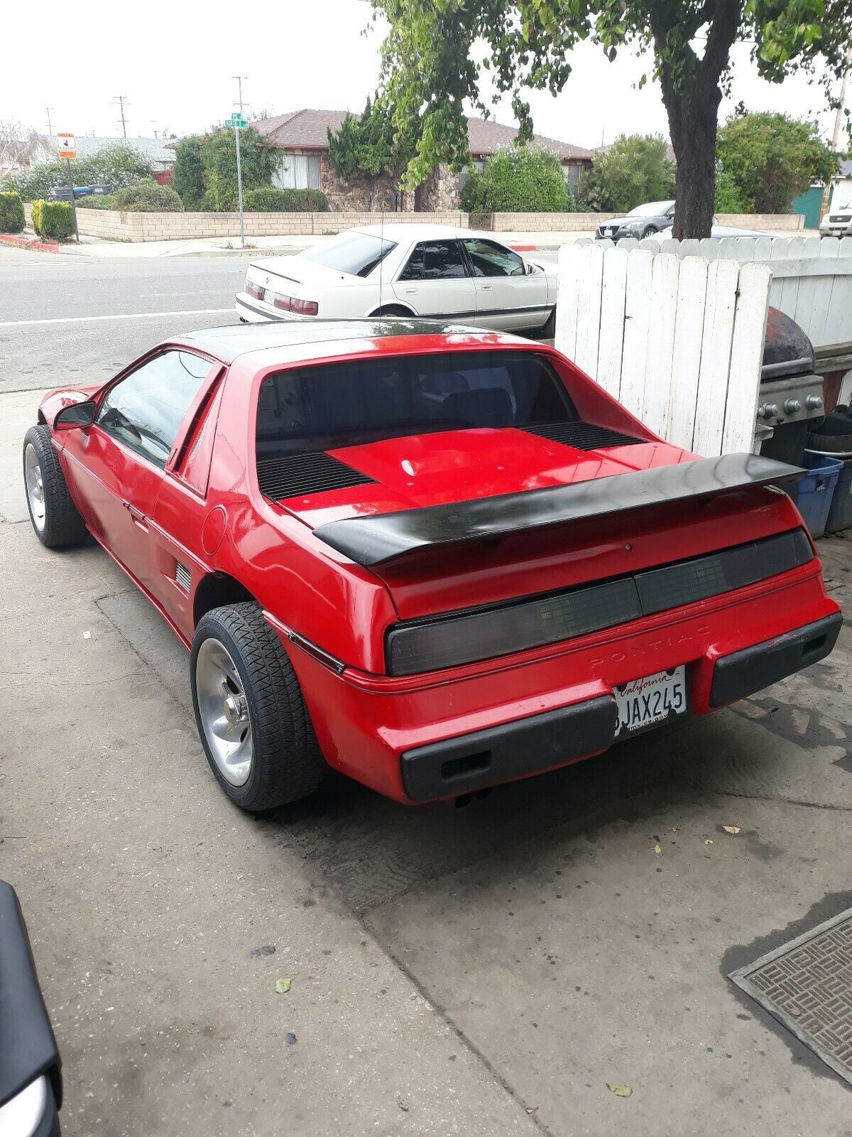 1986 Pontiac Fiero SE - photo 2
