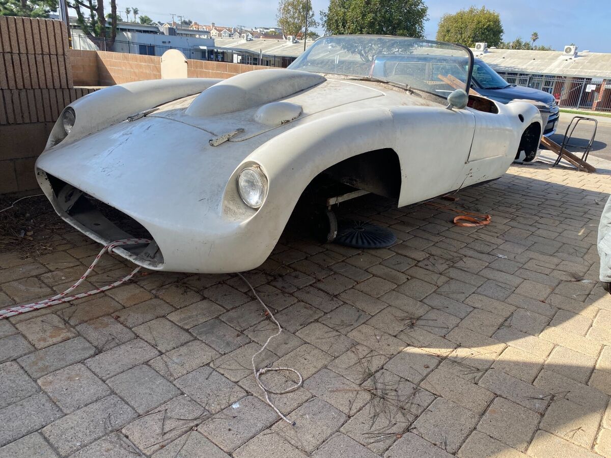 replica/kit make C /1 SS CORVETTE/DEVIN FIBERGLASS SPORTS CAR BODY 1957 Replica/Kit Makes C-1