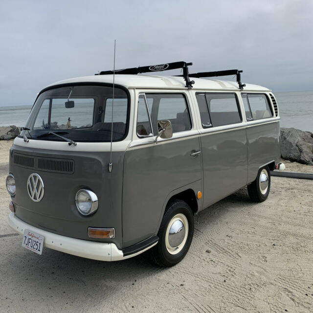 Restored 1969 VW Bus Bay Window Weekender 1969 Volkswagen Bus/Vanagon Weekender