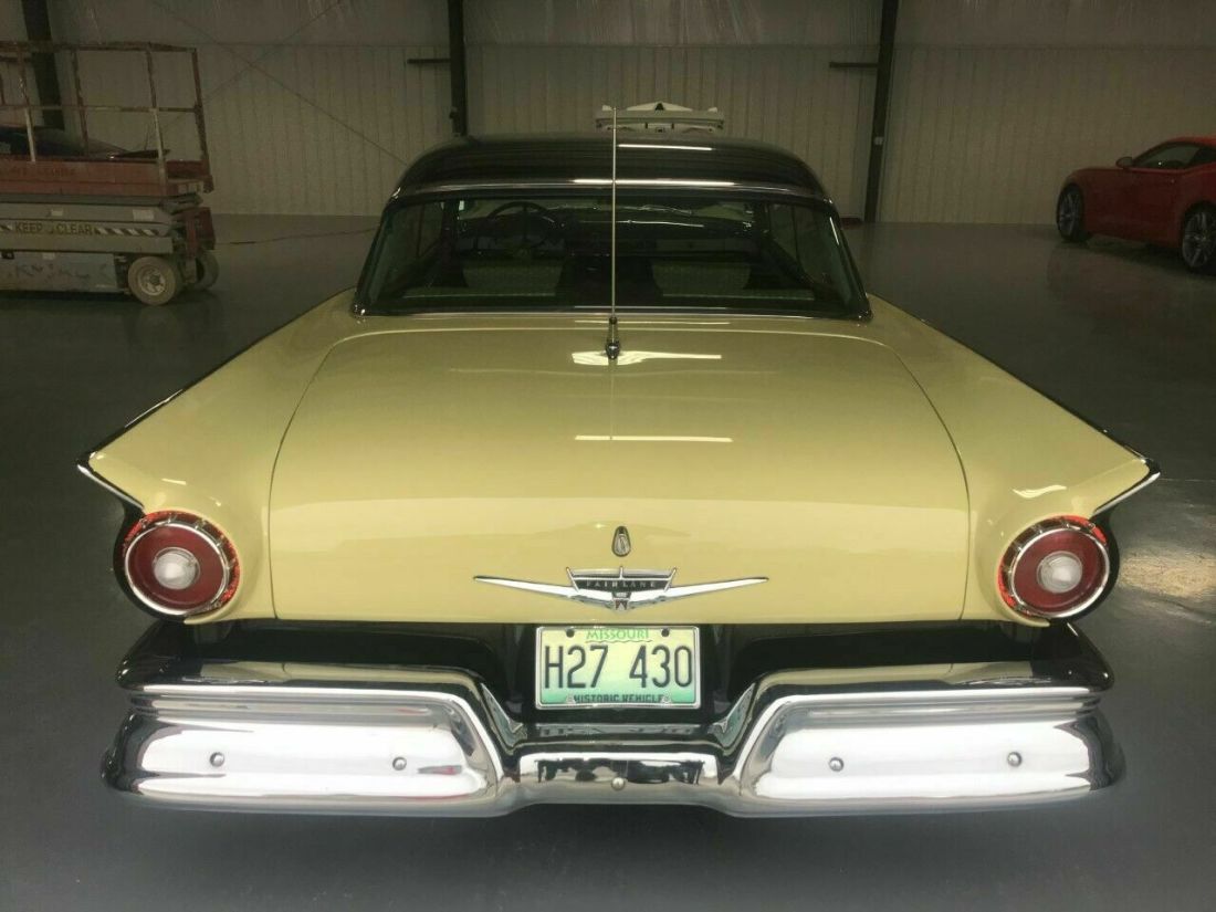 1957 Ford Fairlane SHOW WINNING 2 DOOR HARDTOP - photo 10