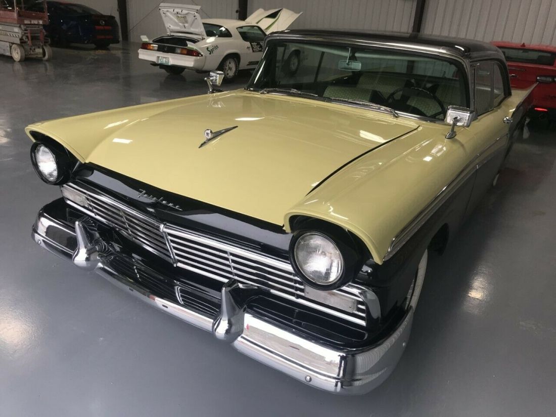 1957 Ford Fairlane SHOW WINNING 2 DOOR HARDTOP - photo 2