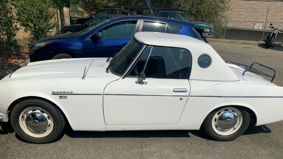 Roadster with Porthole hardtop 1968 Datsun 1600