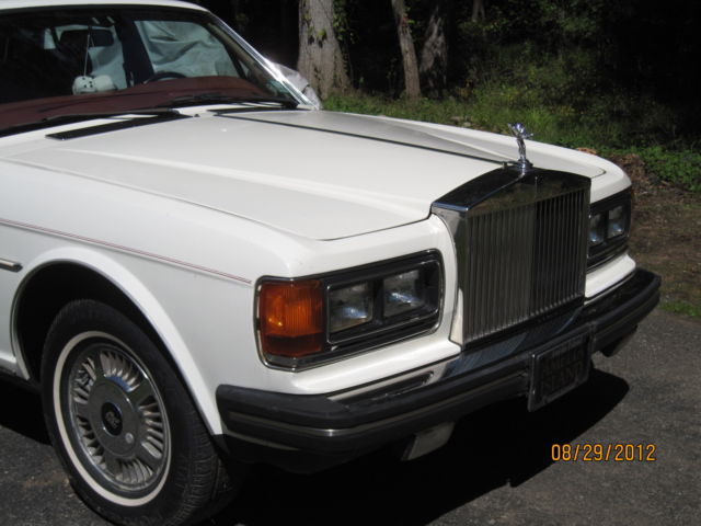 ROLLS ROYCE WHITE SILVER SPIRIT WITH RED LEATHER. 1986 Rolls-Royce Silver Spirit/Spur/Dawn
