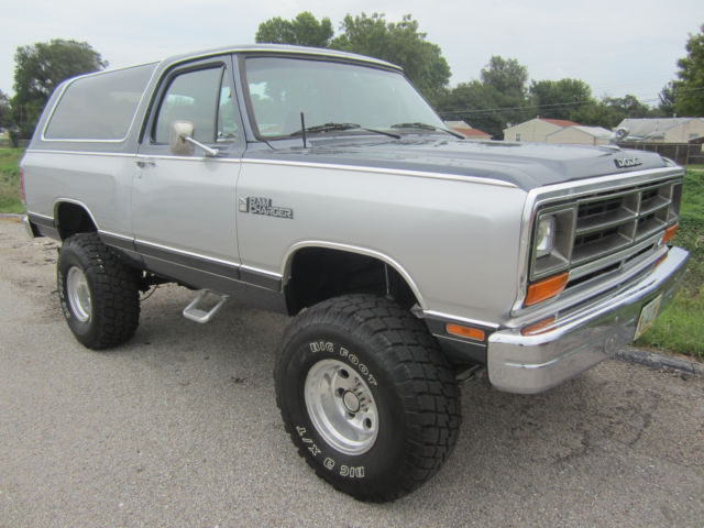Royal SE 4x4 Professional lift and alot more!! 1986 Dodge Ramcharger